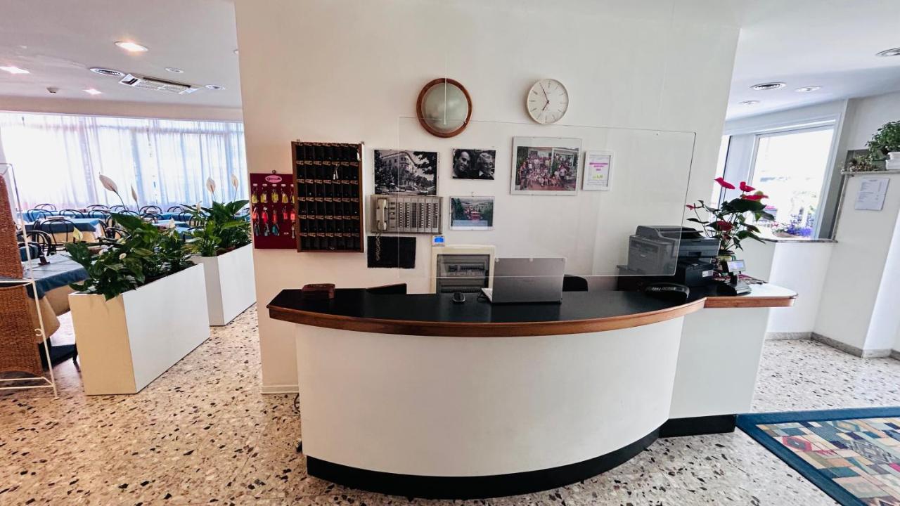 Hotel Sorriso Cattolica Exterior foto